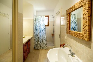 A bathroom with a shower, a sink, and a mirror. - Villa Gioia - SAN GAVINO DI CARBINI (SAN GAVINO DI CARBINI)