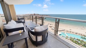 A balcony with a view of the beach, a pool, and a cityscape. - One 1501 : The Sunset Suite (Puerto Peñasco)