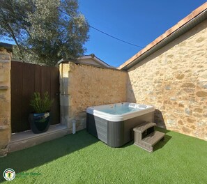 Outdoor spa tub - Vrbo Property (SAINT SELVE)