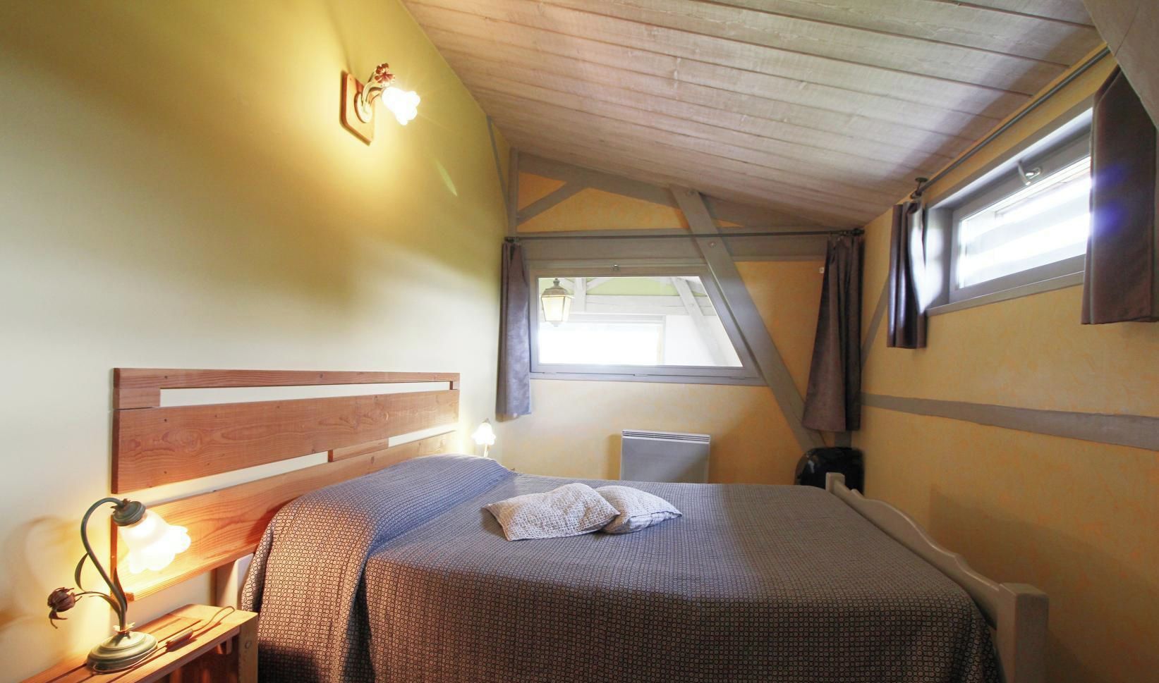 Iron/ironing board, travel crib