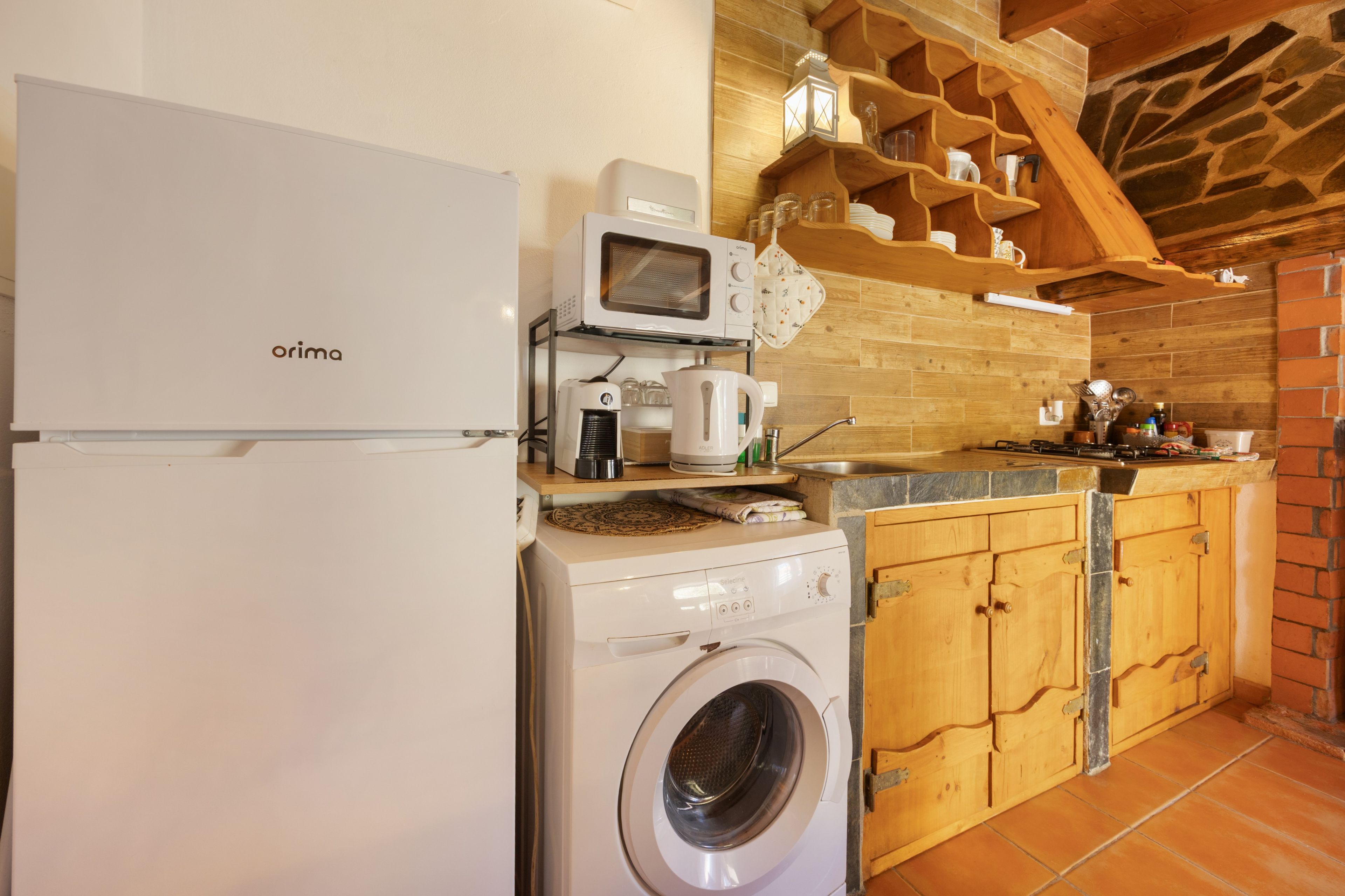 Coffee/tea maker, fridge, microwave, stovetop