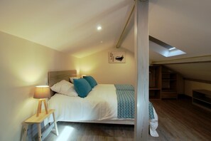 A bedroom with a bed, bedside lamp, and a skylight. - La Dune Blanche Vacation Rental - GUJAN MESTRAS (GUJAN MESTRAS)