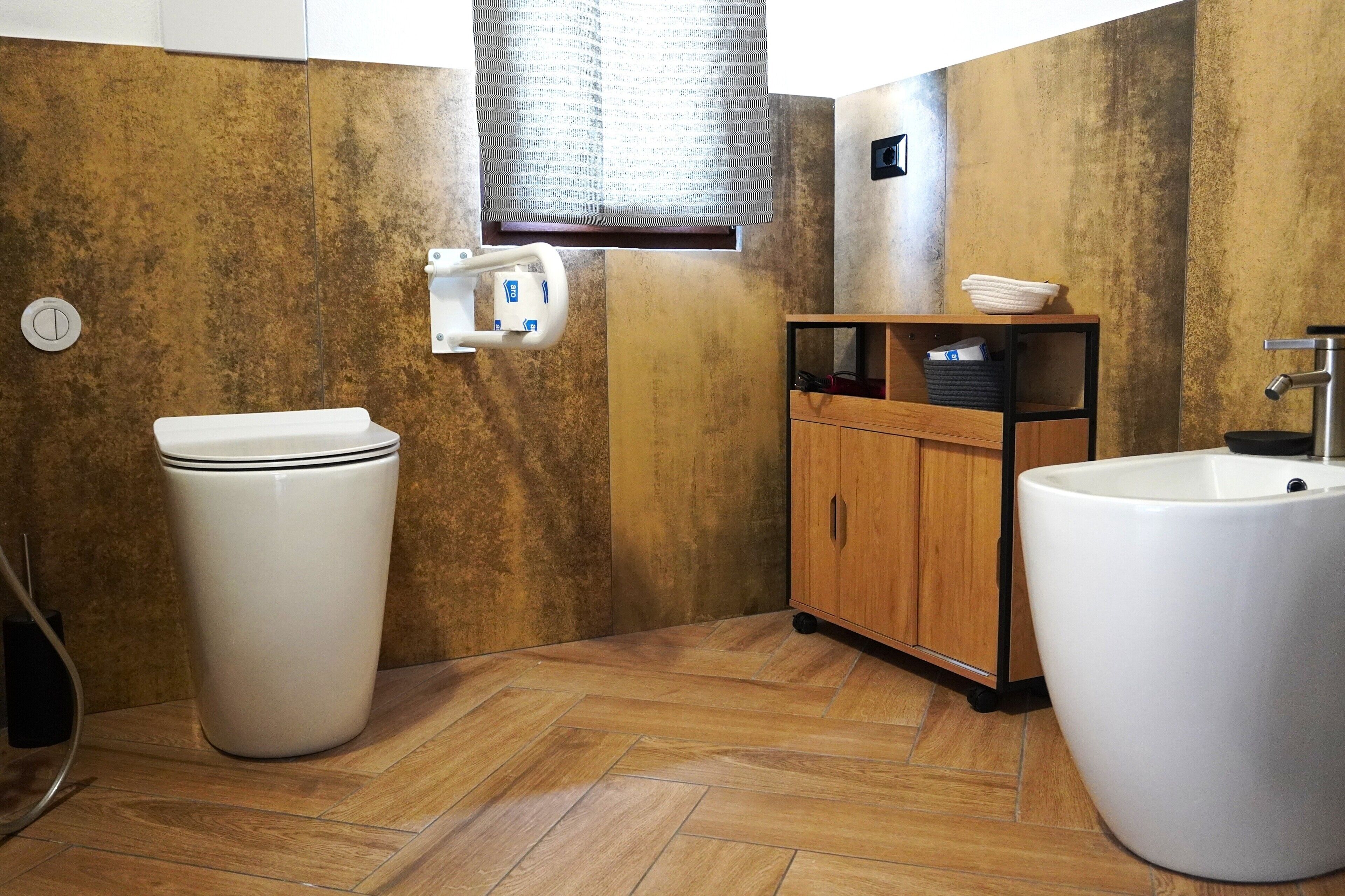 Une salle de bain avec des toilettes, un lavabo et un meuble en bois.