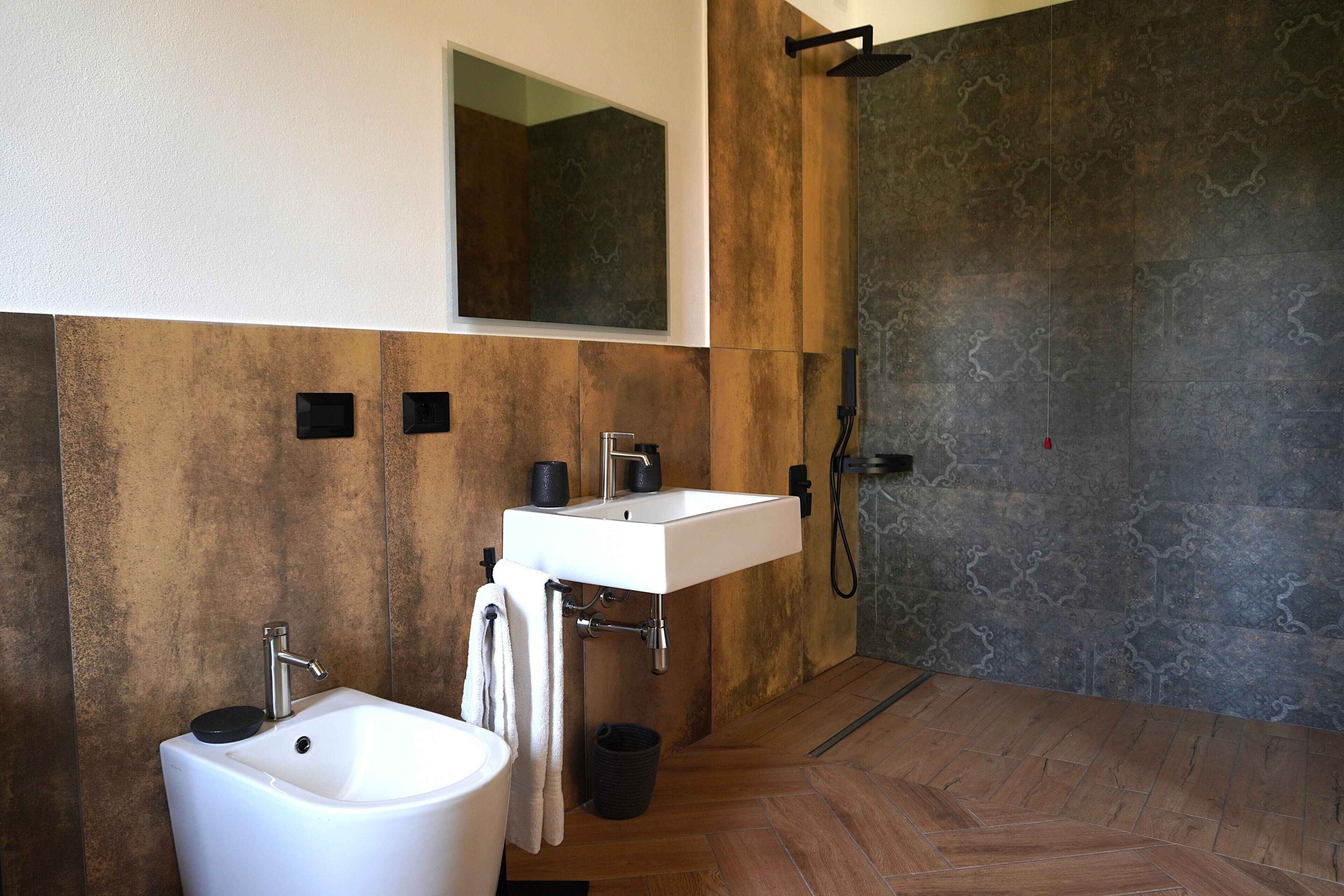 Ein modernes Badezimmer mit Waschbecken, Bidet und Dusche.