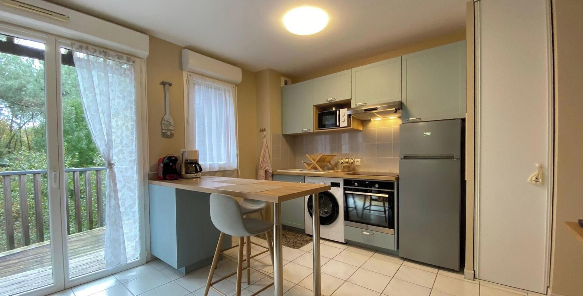 Fridge, oven, stovetop, cookware/dishes/utensils