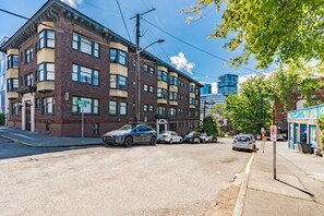 Exterior - Group-Friendly 4 beds in Capitol Hill (Seattle)