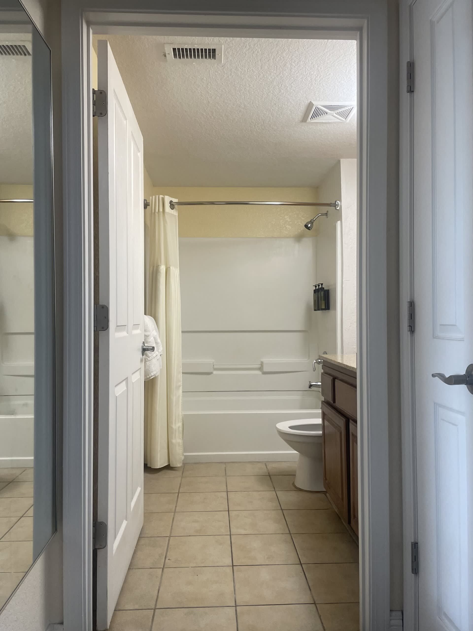 Une salle de bain équipée de toilettes, d’une douche et d’une baignoire.
