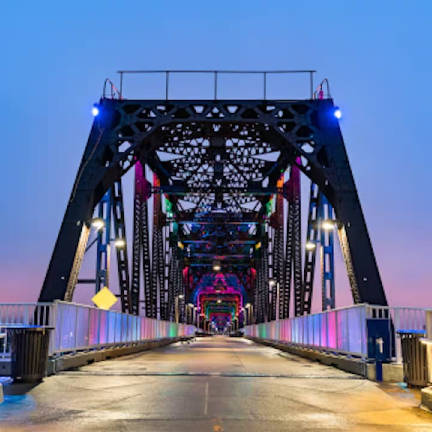 Une structure de pont métallique dotée de garde-corps et d’une passerelle.
