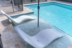 Ein Schwimmbad mit Rutsche und Whirlpool.