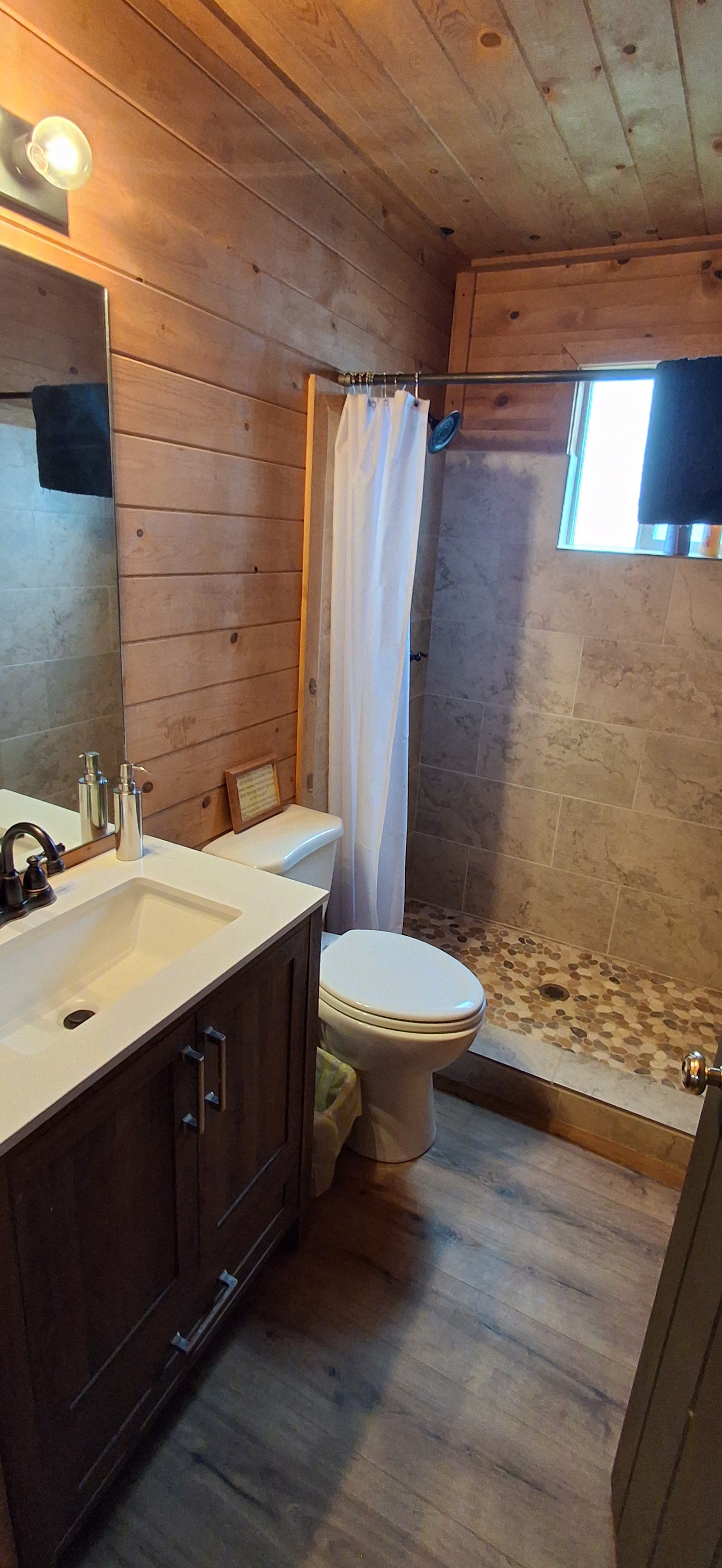 Cabin cơ bản, quang cảnh núi | Phòng tắm | Đồ dùng nhà tắm miễn phí, khăn tắm, xà phòng, dầu gội 