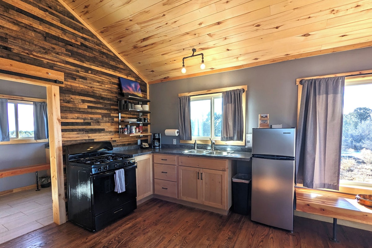 Cabin 6 | Private kitchen | Oven, cookware/dishes/utensils, spices, paper towels