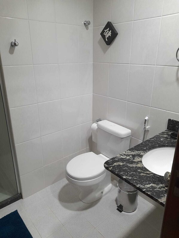 Bathroom - Vrbo Property (Guarapari)
