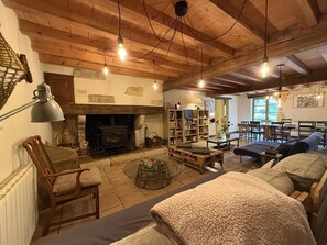 Ein gemütliches Wohnzimmer mit Kamin, Holzmöbeln und Bücherregal.