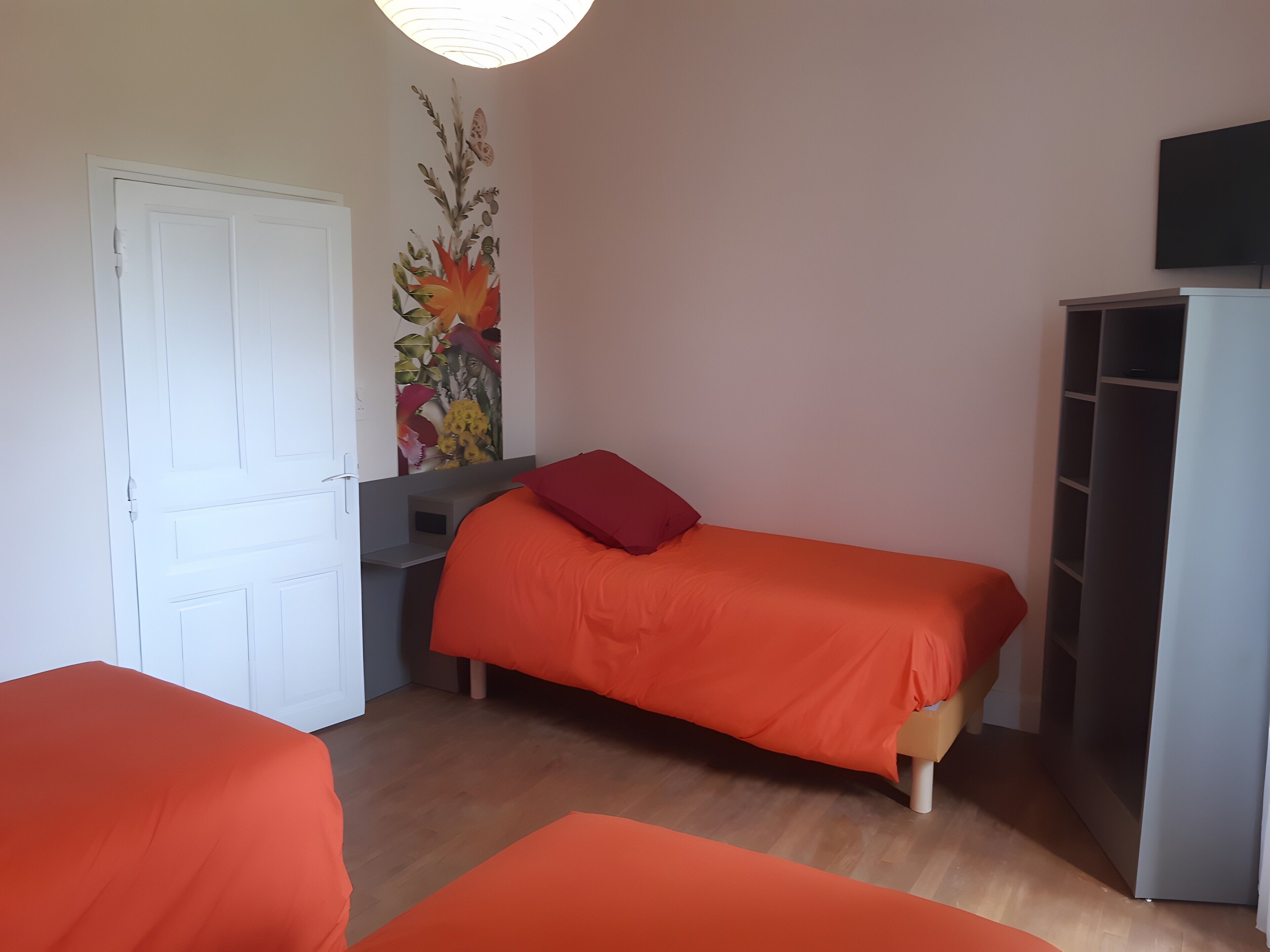 Een kamer met een bed, een kast en een bureau.