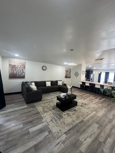 Remodeled 4BR Home– 2 FloorsExpansive Retreat 4BR 3.5BA Perfect for Groups