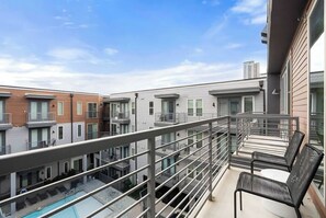 Property grounds - Family-Friendly Room in Austin Downtown | Onsite Pool & Parking (Austin)