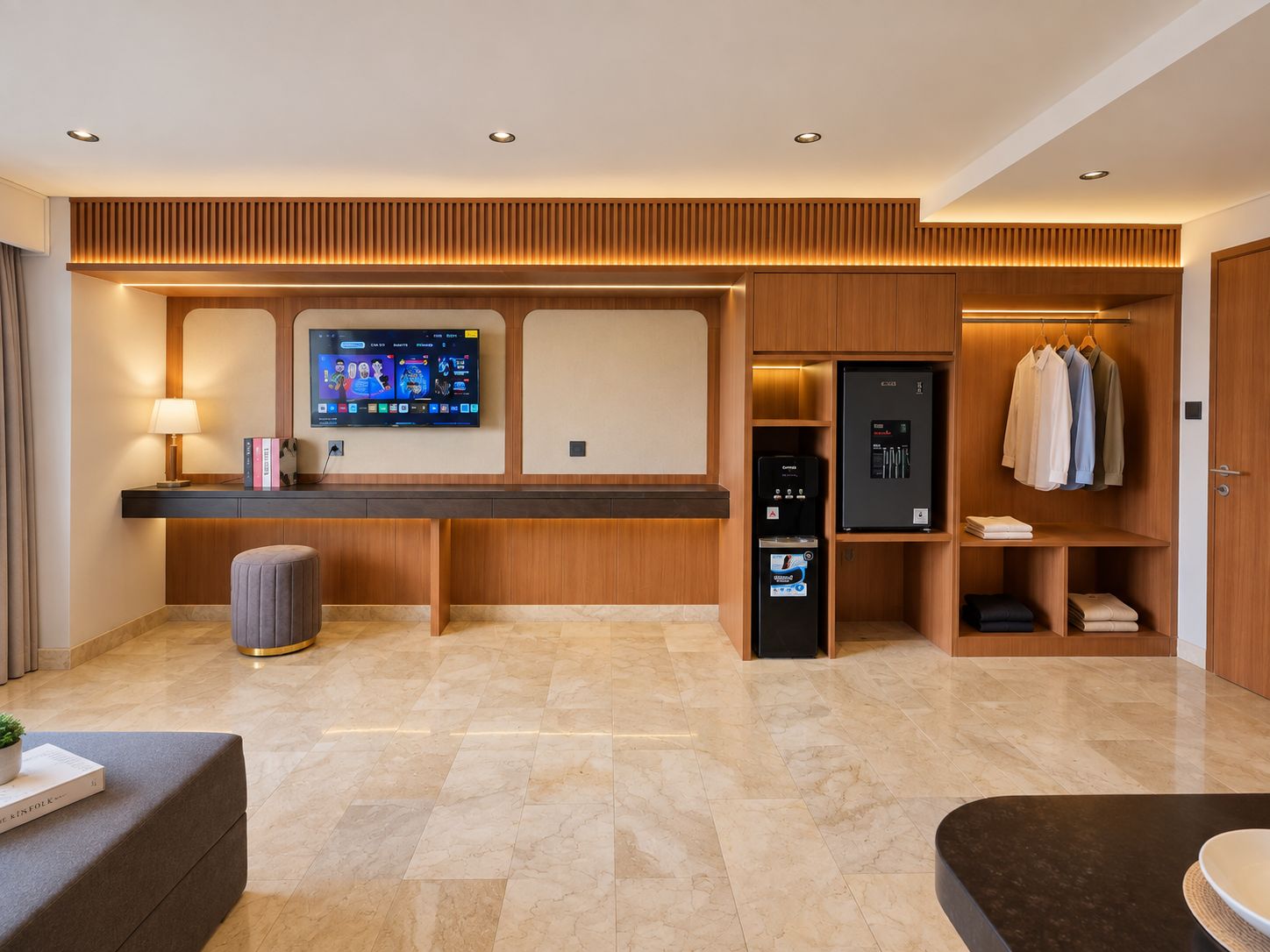 Um saguão de hotel moderno com balcão de recepção, televisão de tela plana, minibar e cabideiro.