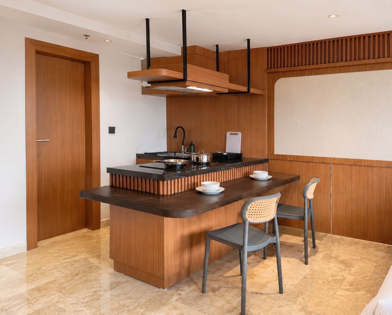 Uma cozinha moderna com ilha central, bancadas pretas e armários de madeira.