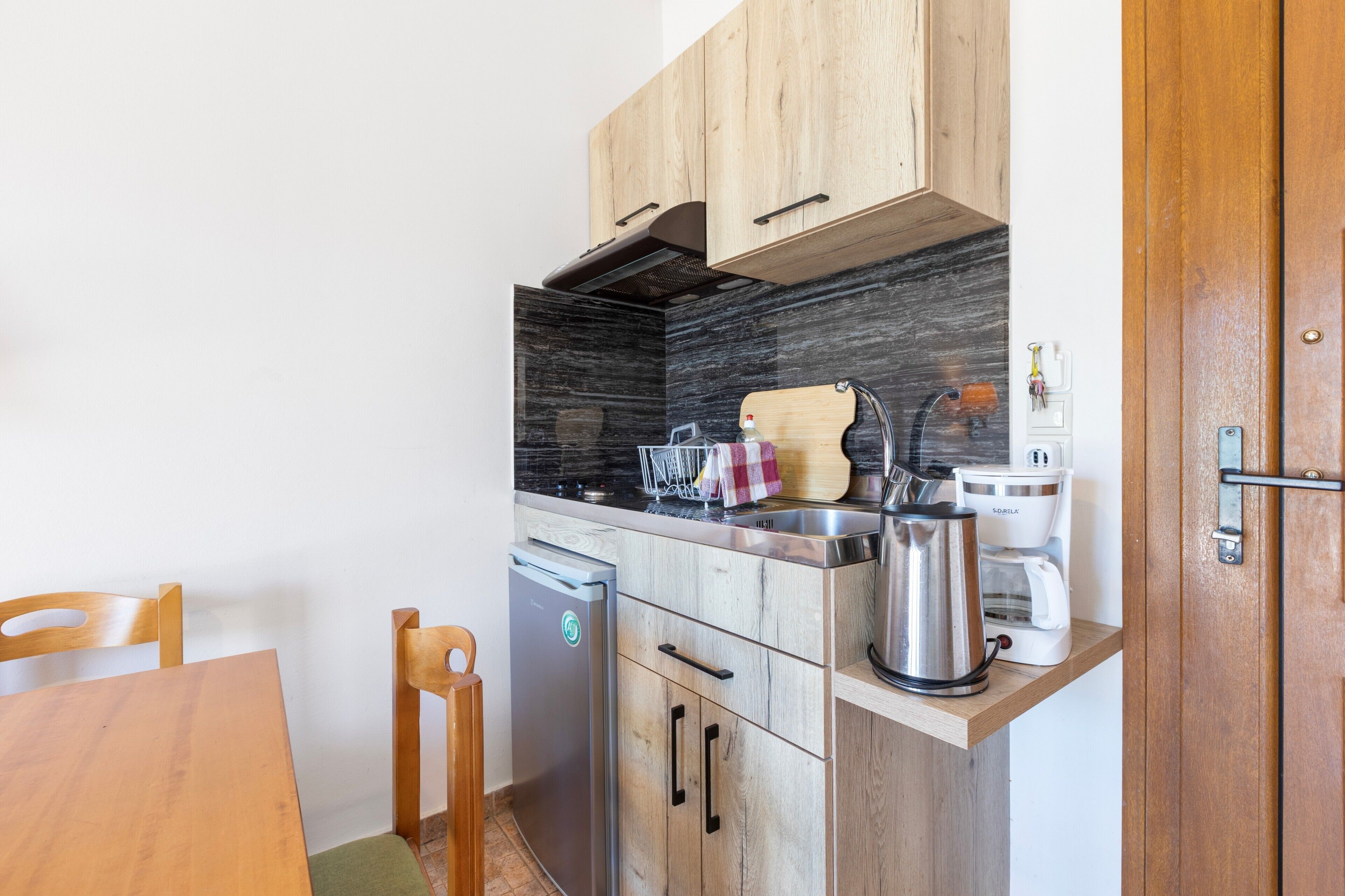 Coffee/tea maker, fridge, stovetop, electric kettle