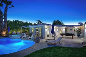 A modern house with a swimming pool, outdoor seating, and a covered patio area. - Stylish Palm Springs Retreat | Pool & Spa (Palm Springs)