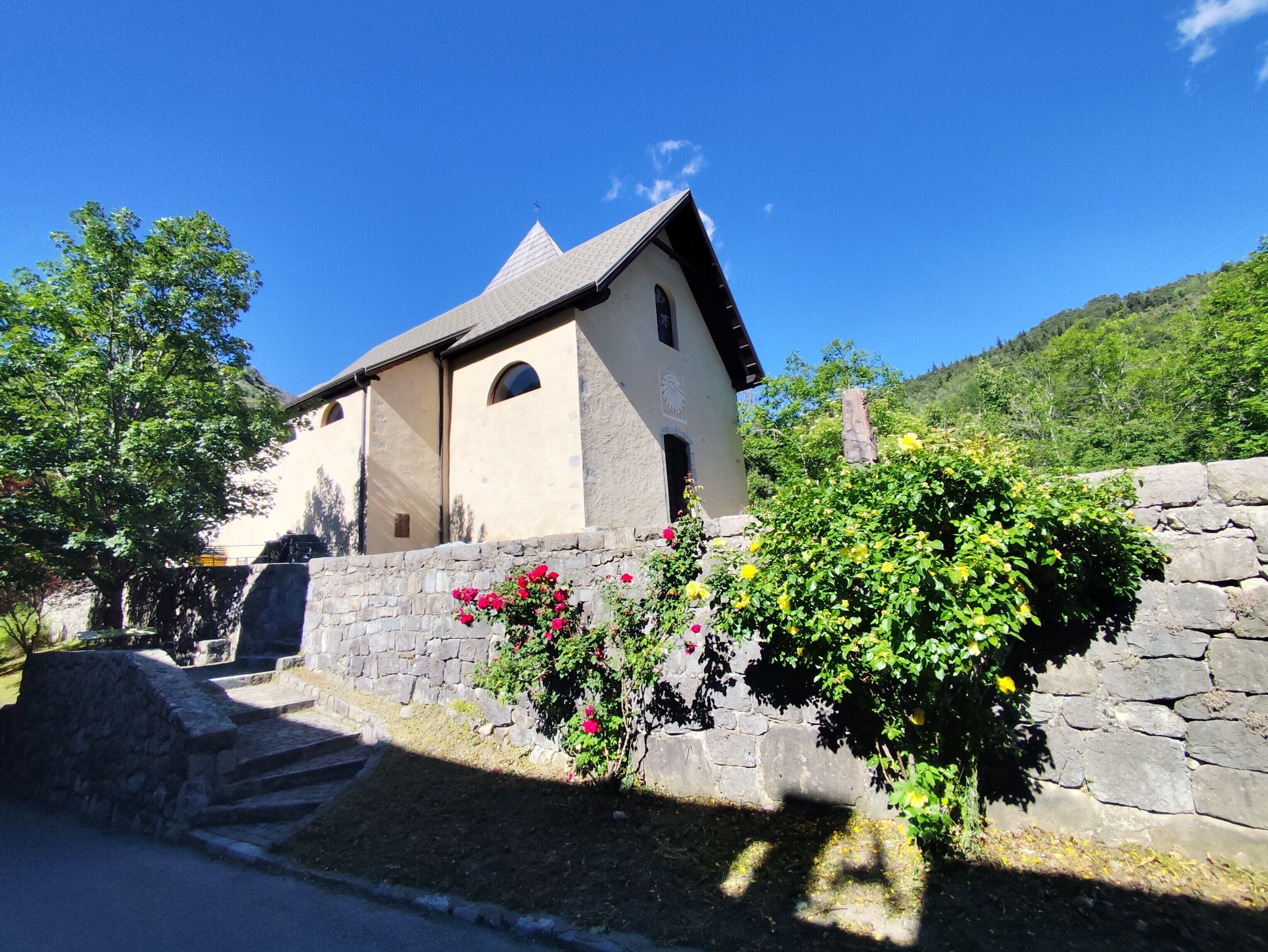 Un bâtiment aux murs de pierre, doté d’un toit en pente, d’une petite entrée et d’un escalier menant à l’intérieur.