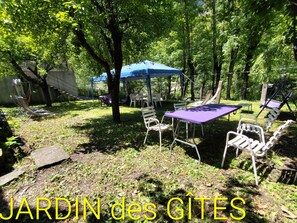 Outdoor dining - Gîtes Noryema: Bright and Functional 27m² T2, Garden by the River, Calm Setting (Entraunes)