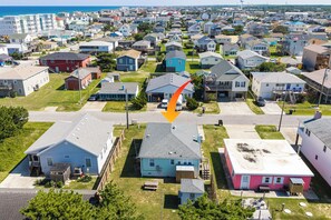 A residential area with houses, a clear sky, and a body of water in the background. - The Avalon House-2 Blocks to Avalon Pier, Vintage OBX Charm, Flex Stays All Year! (Kill Devil Hills)