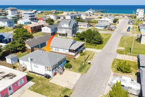 A residential area with houses, a street, and a view of the ocean. - The Avalon House-2 Blocks to Avalon Pier, Vintage OBX Charm, Flex Stays All Year! (Kill Devil Hills)
