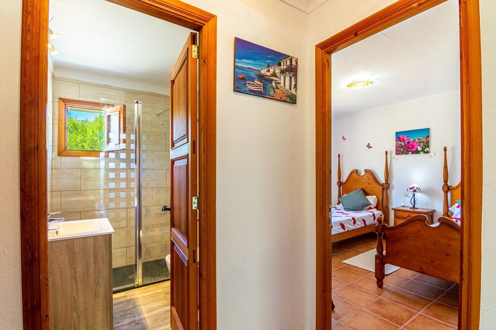 Una habitación con una cama, una mesita de noche y una ventana.