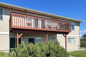 Un immeuble de deux étages doté d’un balcon au dernier étage.