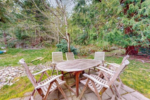 Haven Way Cottage: Cozy Beachside Retreat with Fireplace and Patio