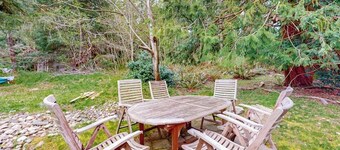 Haven Way Cottage: Cozy Beachside Retreat with Fireplace and Patio