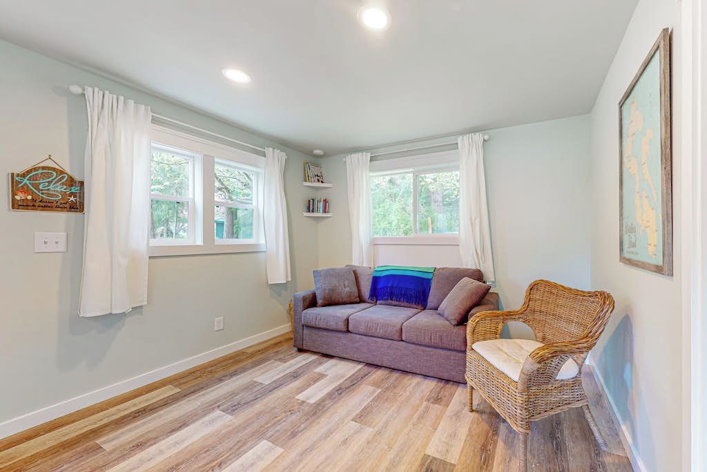 Haven Way Cottage: Cozy Beachside Retreat With Fireplace And Patio - Whidbey Island, WA