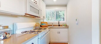 Haven Way Cottage: Cozy Beachside Retreat with Fireplace and Patio