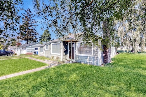 Charming Single Level Home with Fireplace, Patio, and Fast WiFi in Oak Harbor