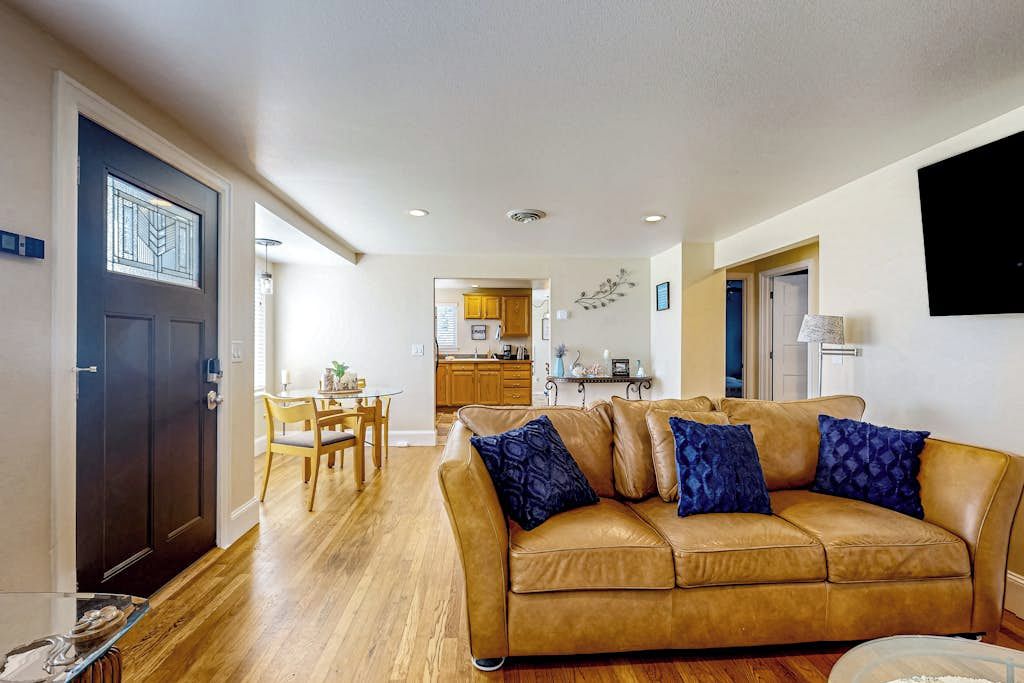 Charming Single Level Home With Fireplace, Patio, And Fast Wifi In Oak Harbor - Coupeville, WA