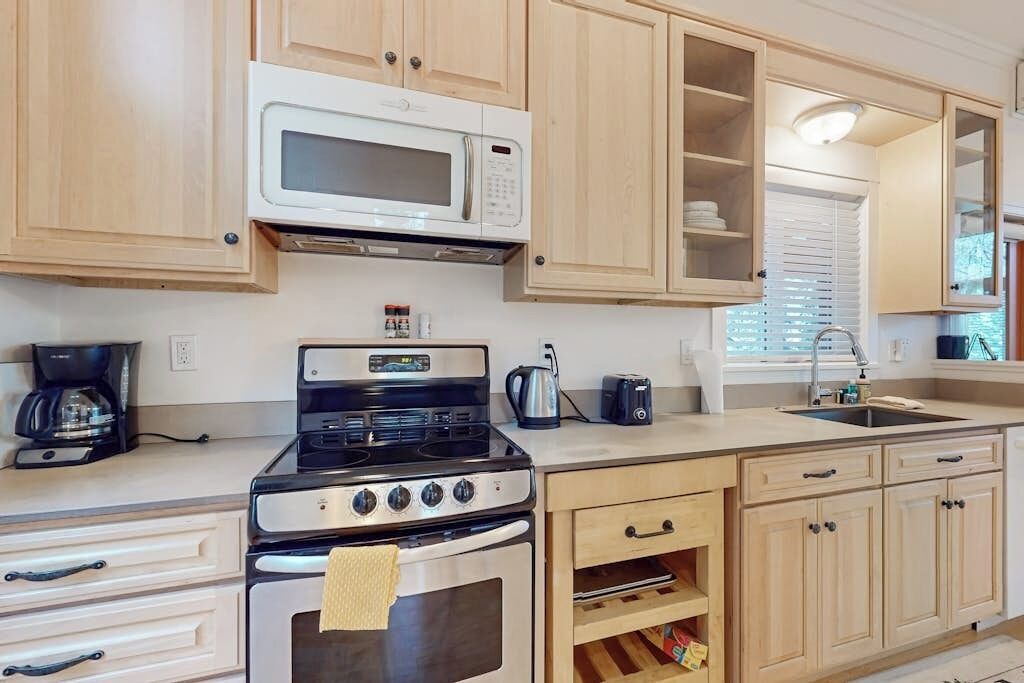 Coffee/tea maker, fridge, microwave, oven