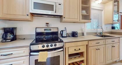 Restorative tiny home with amazing outdoor space, central location, and free Wifi
