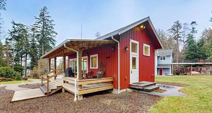 Restorative tiny home with amazing outdoor space, central location, and free Wifi