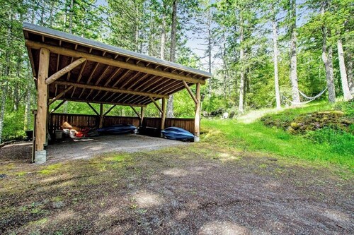 Dreamy Retreat in the Woods with Firepit, Fireplace, Free and Large Deck