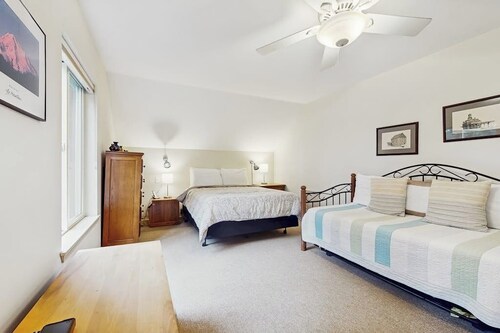 Spacious Dog Friendly 4 Bedroom Lakeside Retreat in Langley with Beach Access