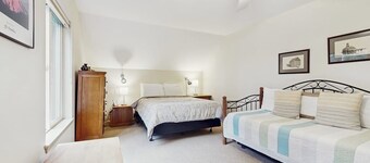 Spacious Dog Friendly 4 Bedroom Lakeside Retreat in Langley with Beach Access