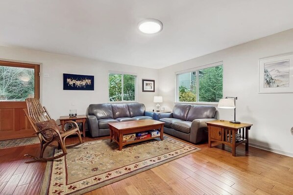 A living room with two sofas, a coffee table, a lamp, and a rug.