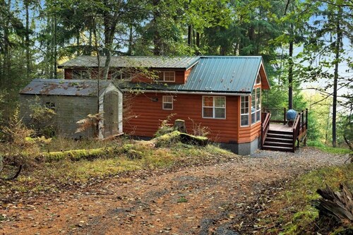 Cozy 1BR Waterfront Cabin with Mountain Views