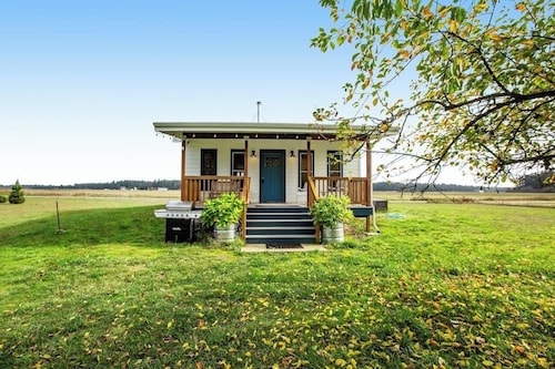 Scenic Mountain View Retreat with Fireplace and Pet Friendly Garden in Coupeville