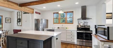 Coffee/tea maker, fridge, microwave, oven