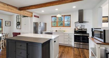 Scenic Mountain View Retreat with Fireplace and Pet Friendly Garden in Coupeville