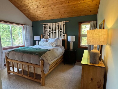 Beautiful Secluded Cabin with Stunning Bay Views and Private Deck