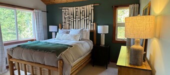 Beautiful Secluded Cabin with Stunning Bay Views and Private Deck