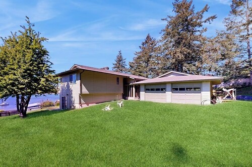 Historic Bayfront Home with Amazing Views, Fireplaces, & Large yard, Dog Friendly!